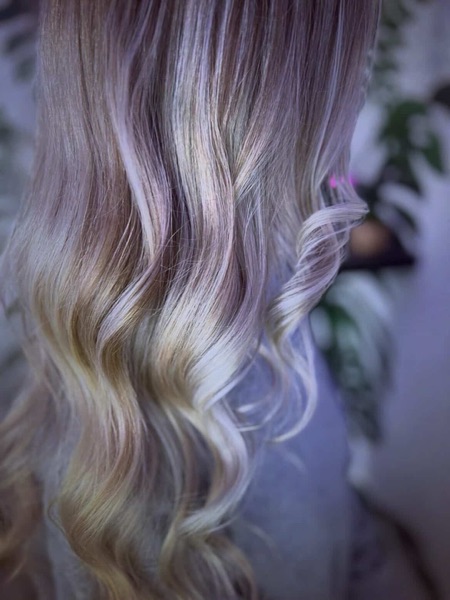 Balayage brun caramel bouclé réalisé par Love Coiff